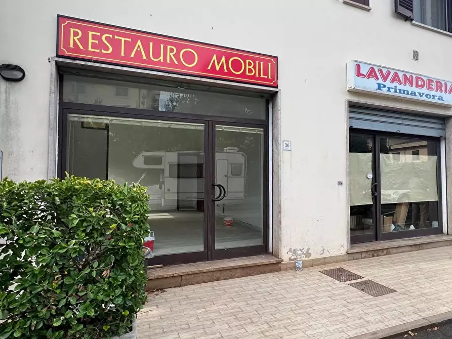 Immagine 8 di Locale commerciale in vendita  a San Giuliano Terme