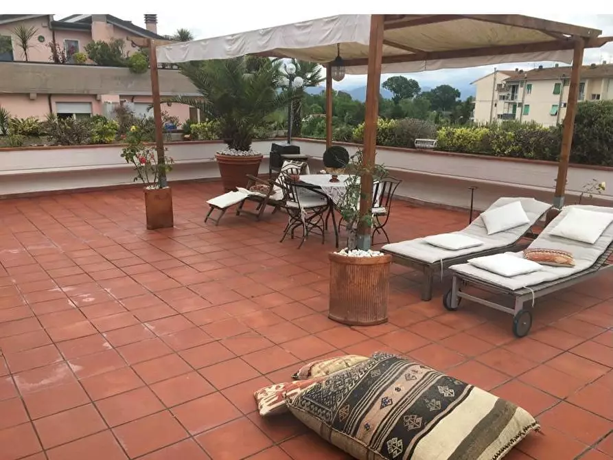 Immagine 11 di Mansarda in vendita  a Viareggio