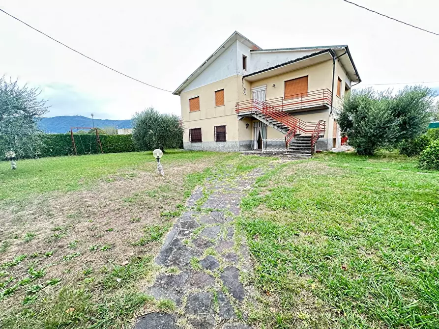 Immagine 1 di Villa in vendita  a Capannori