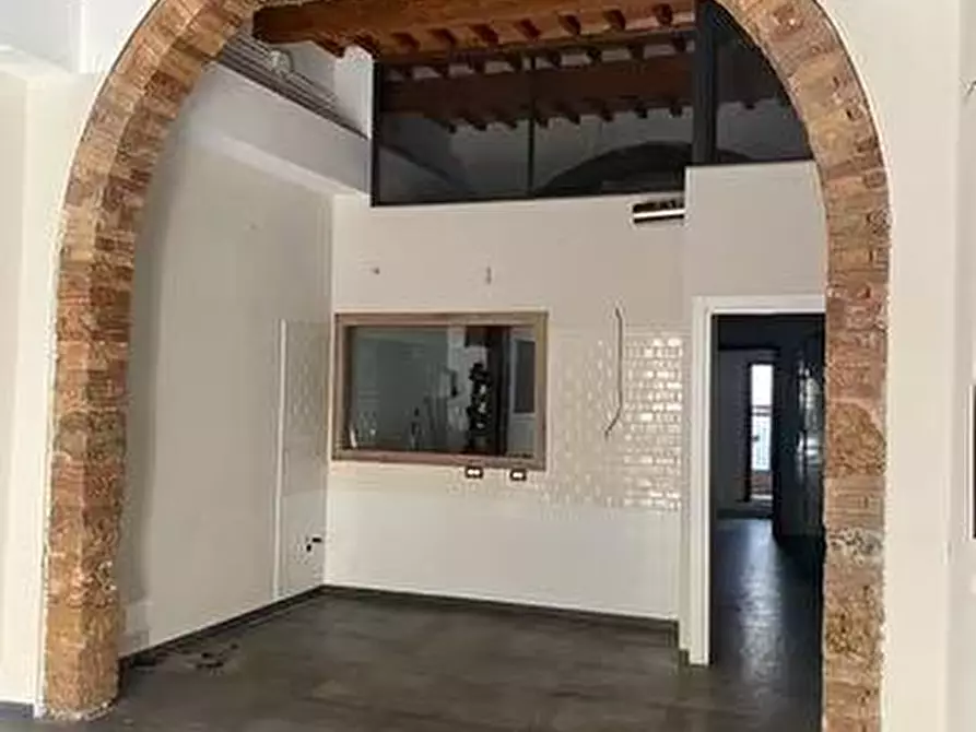 Immagine 2 di Negozio in affitto  a Livorno