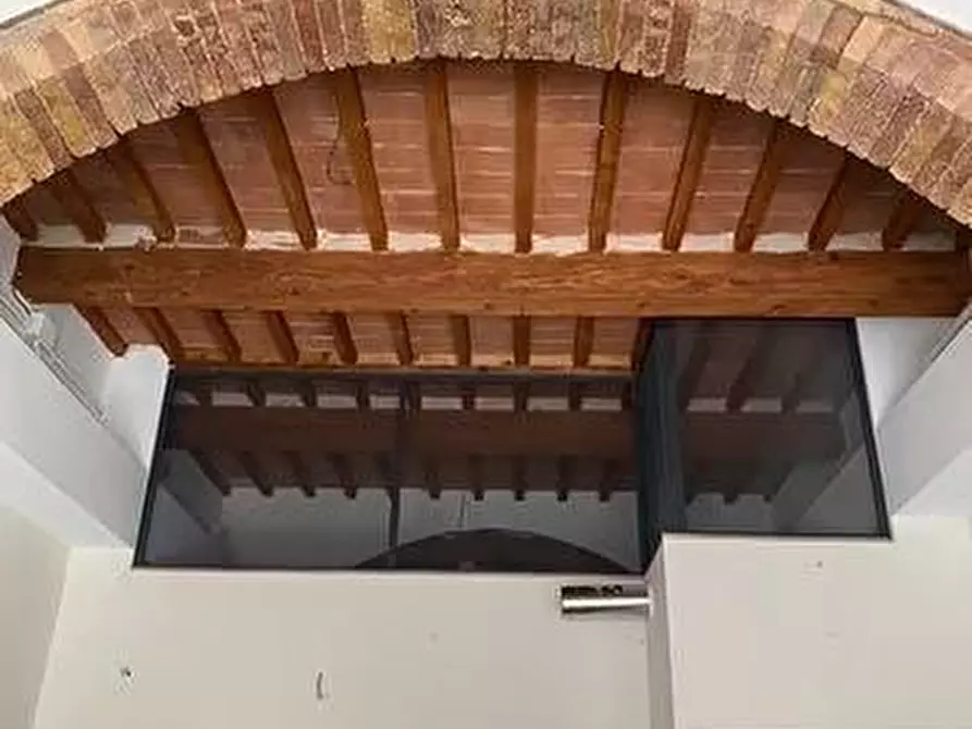 Immagine 4 di Negozio in affitto  a Livorno