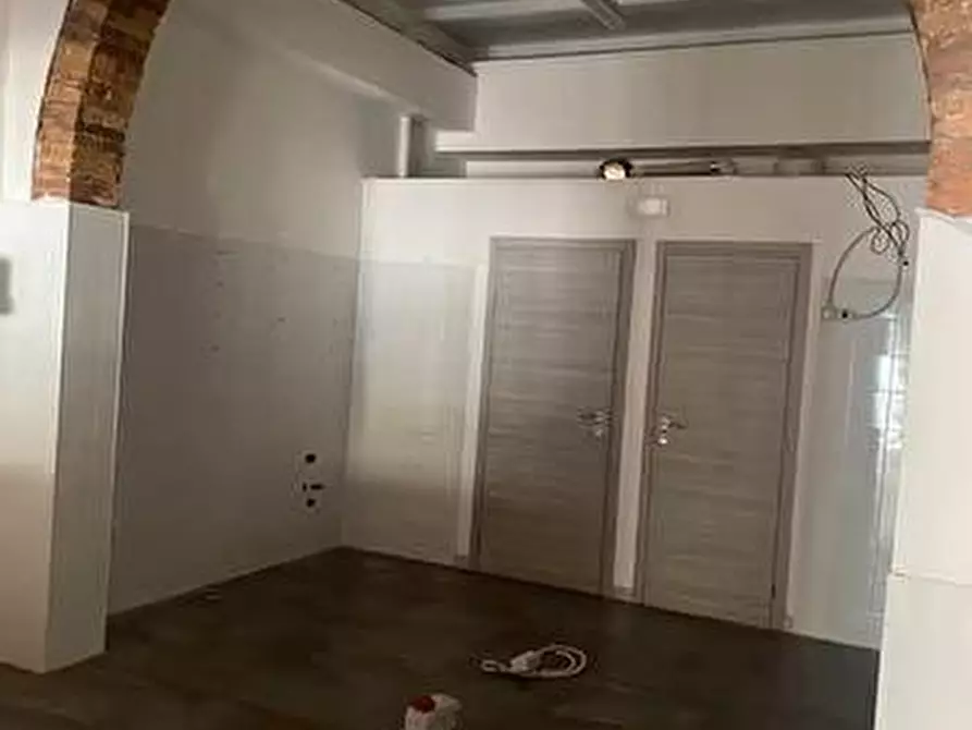 Immagine 3 di Negozio in affitto  a Livorno