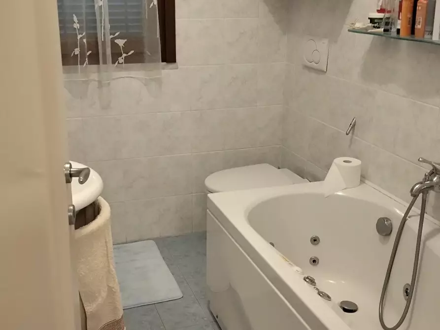 Immagine 8 di Casa indipendente in vendita  a Sarzana