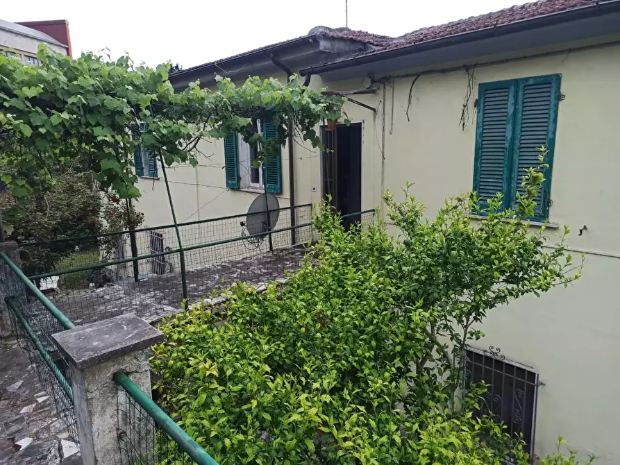 Immagine 1 di Casa bifamiliare in vendita  a Massa