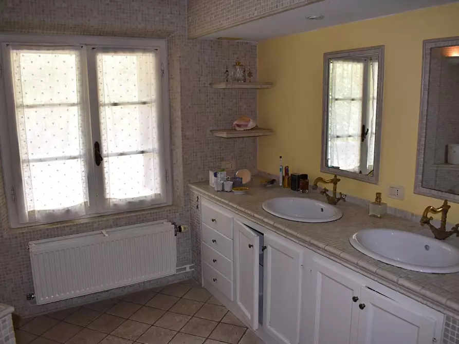 Immagine 26 di Casa colonica in vendita  a Camaiore