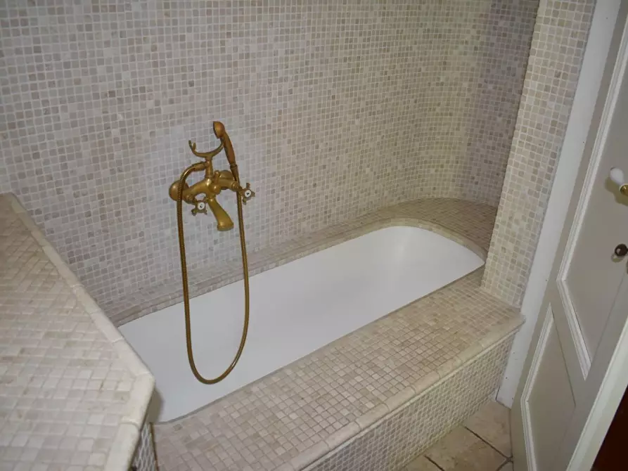 Immagine 27 di Casa colonica in vendita  a Camaiore