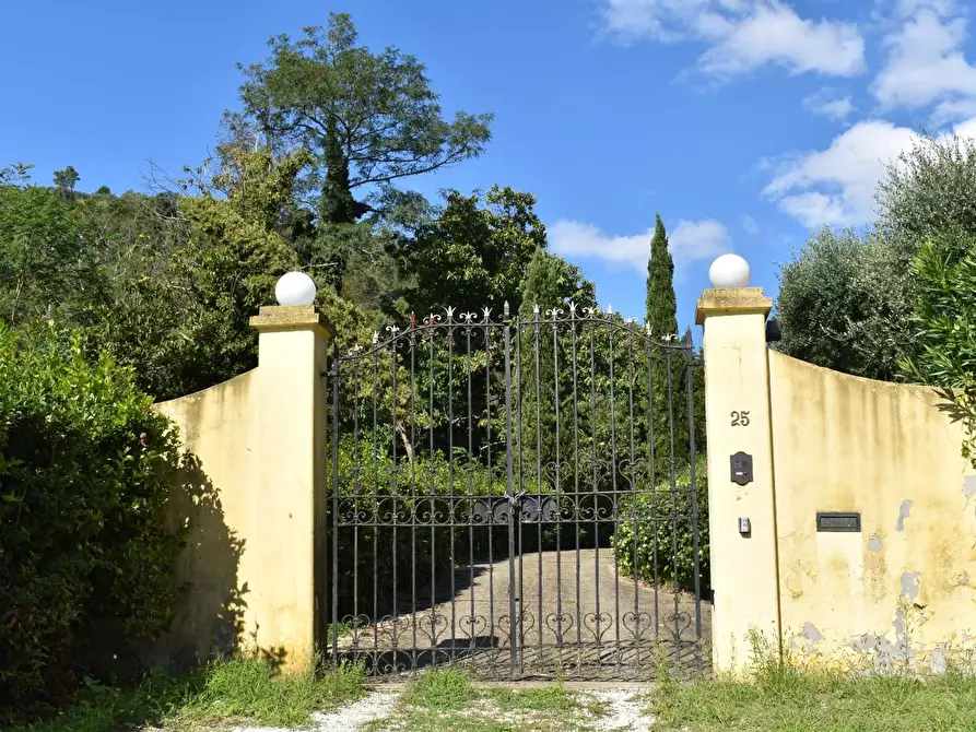 Immagine 2 di Casa colonica in vendita  a Camaiore