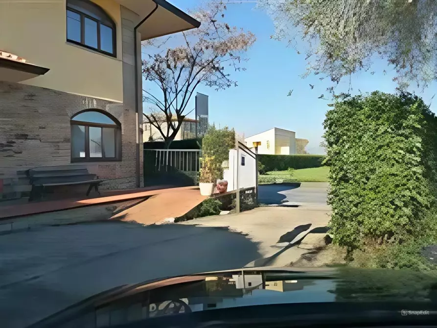 Immagine 1 di Villa in vendita  a Capannori