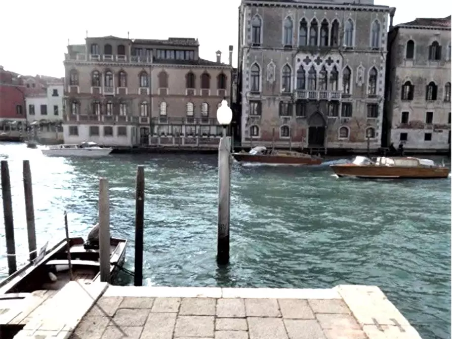 Immagine 1 di Appartamento in vendita  a Venezia