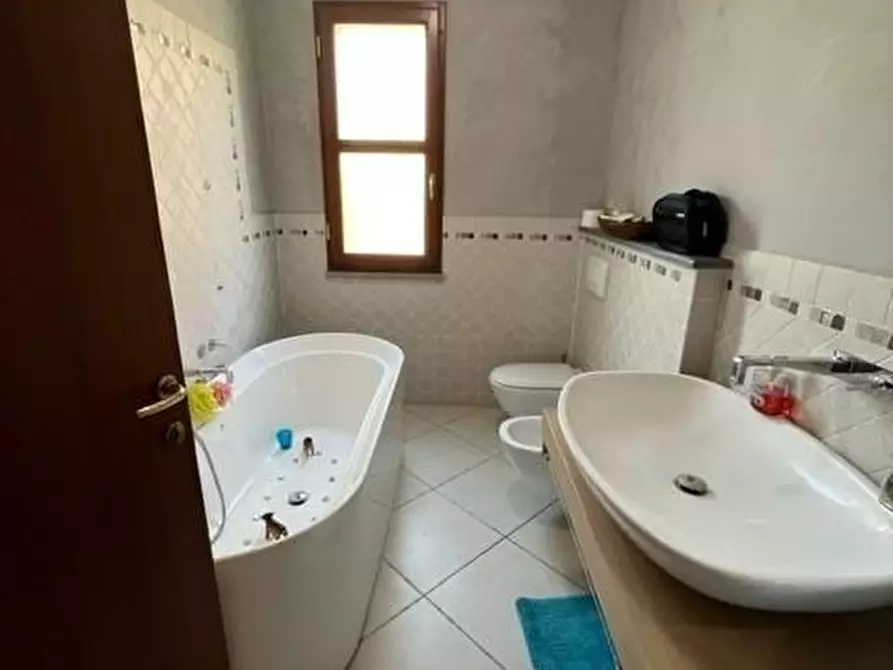 Immagine 8 di Casa trifamiliare in vendita  a Castelnuovo Magra