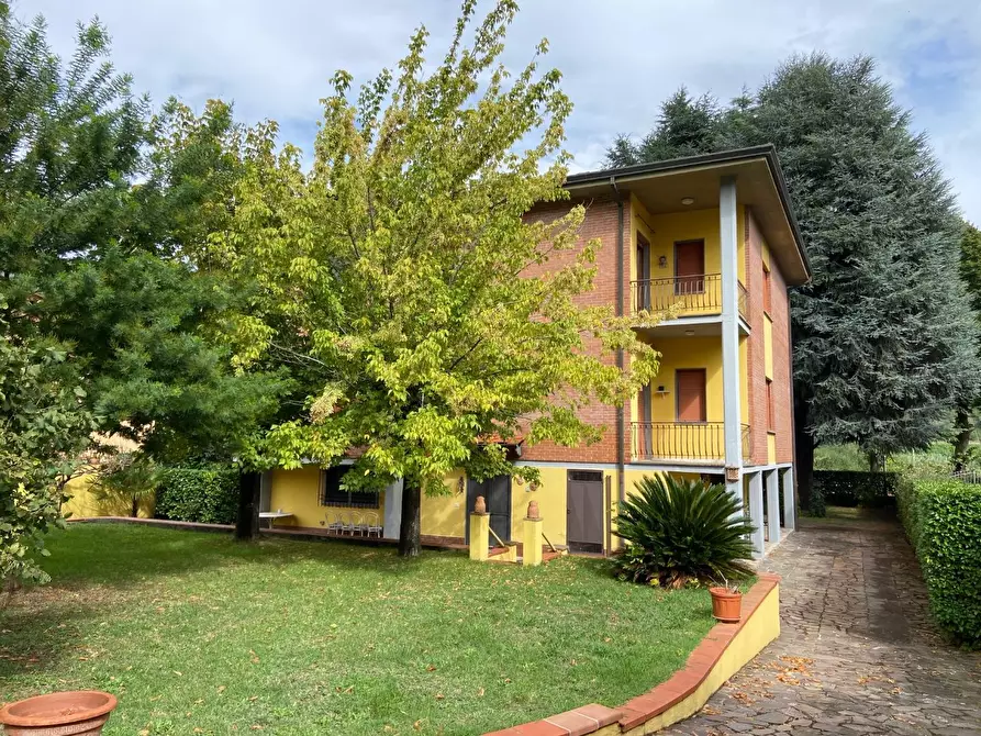 Immagine 1 di Villa in vendita  a Lucca