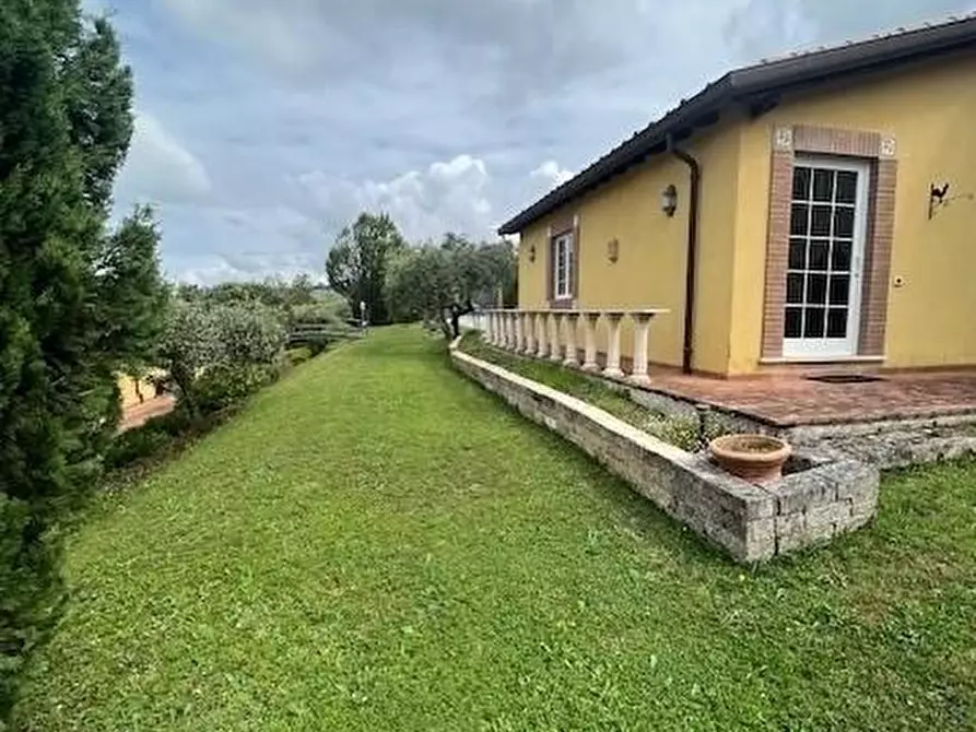 Immagine 6 di Villa in vendita  a Castelnuovo Magra