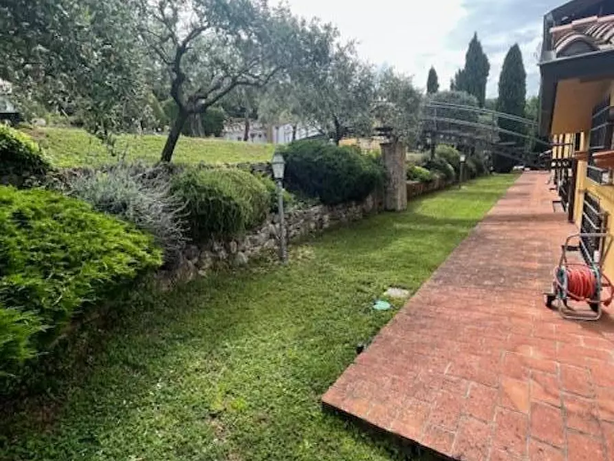 Immagine 2 di Villa in vendita  a Castelnuovo Magra