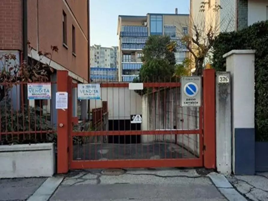 Immagine 1 di Garage in vendita  a Torino