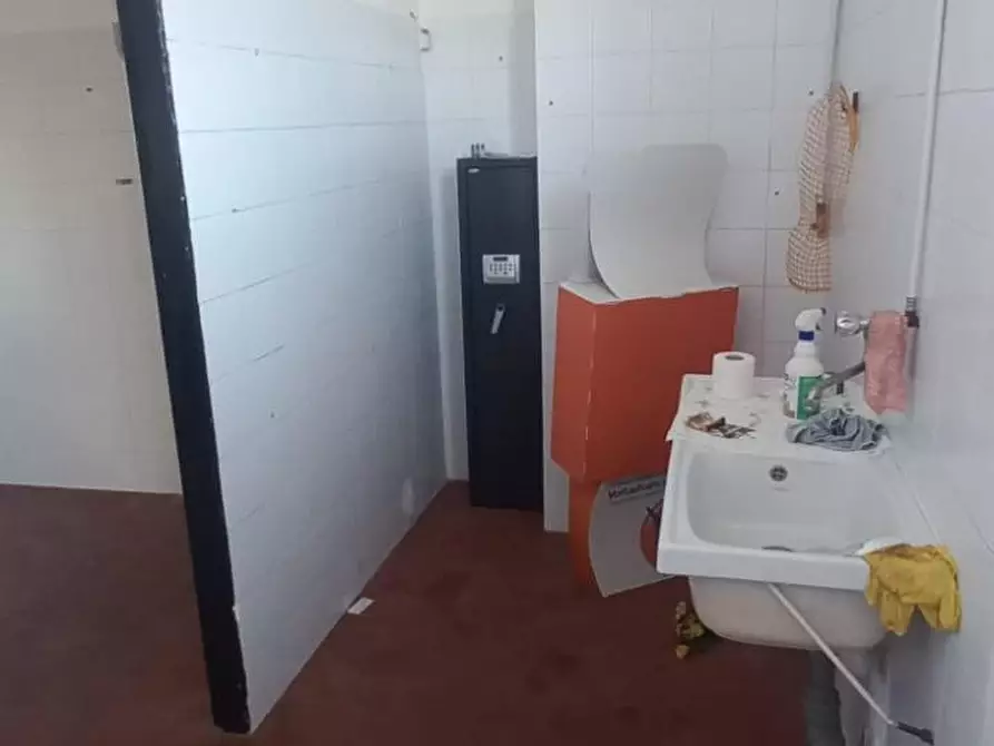 Immagine 4 di Locale commerciale in affitto  a Fosdinovo