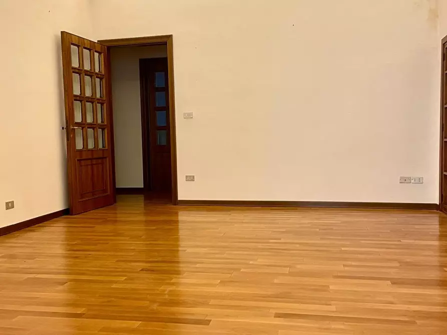 Immagine 2 di Appartamento in vendita  a Siena