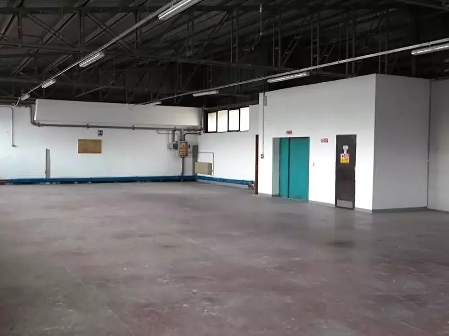 Immagine 2 di Attività artigianale in affitto  a Firenze