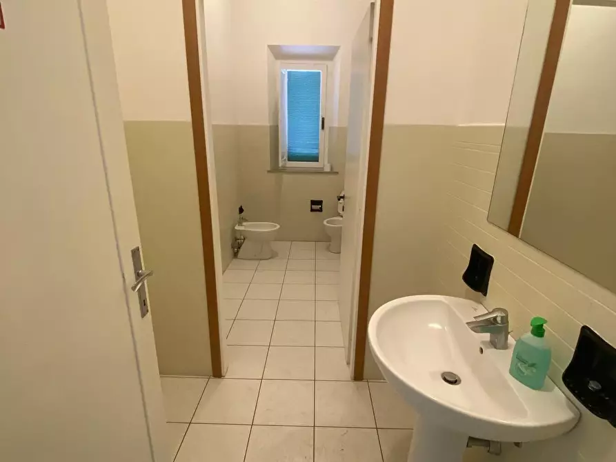 Immagine 6 di Ufficio in affitto  a Pontedera