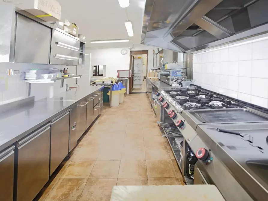 Immagine 45 di Attività commerciale in vendita  a Crespina Lorenzana