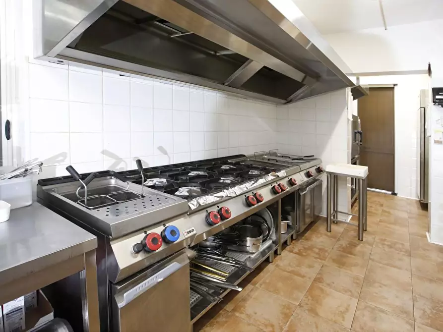 Immagine 40 di Attività commerciale in vendita  a Crespina Lorenzana