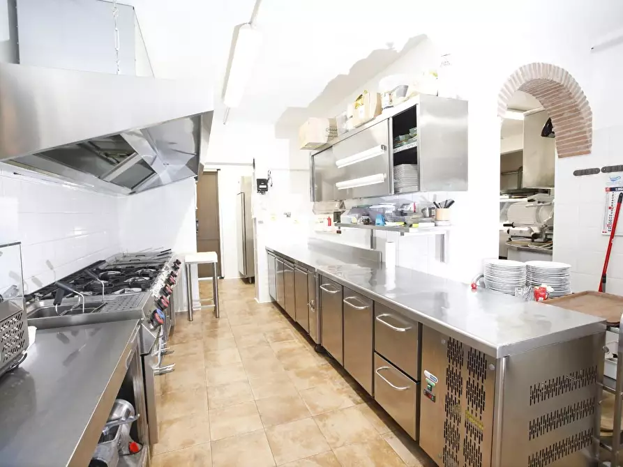 Immagine 39 di Attività commerciale in vendita  a Crespina Lorenzana