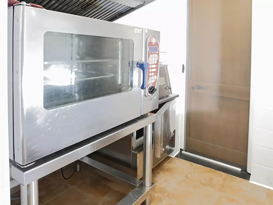 Immagine 41 di Attività commerciale in vendita  a Crespina Lorenzana