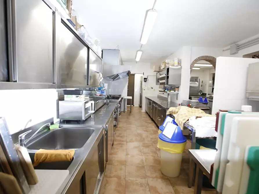 Immagine 38 di Attività commerciale in vendita  a Crespina Lorenzana