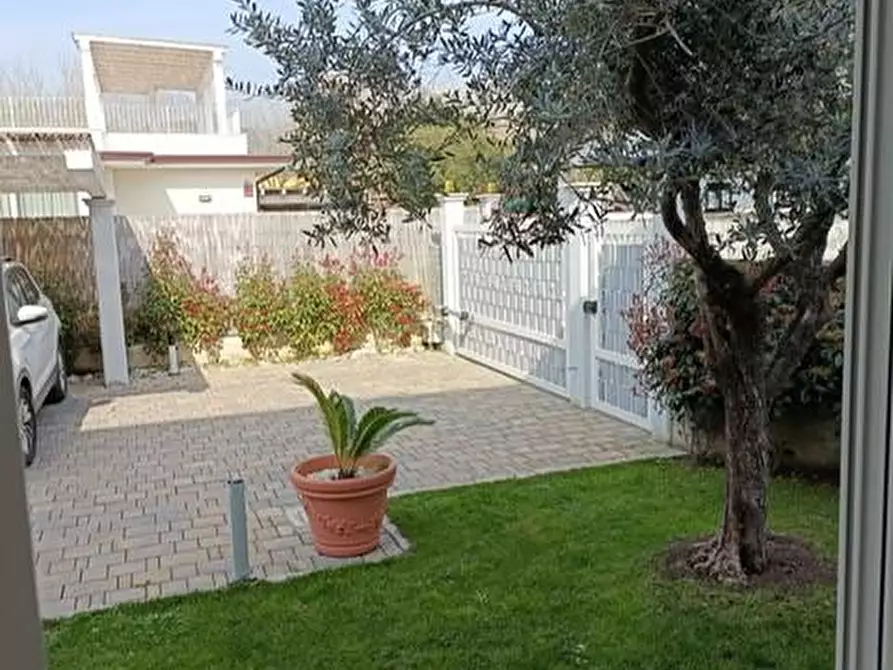 Immagine 3 di Villa in vendita  a Massa