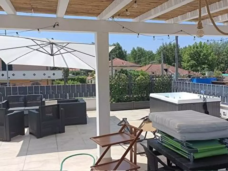 Immagine 23 di Villa in vendita  a Massa