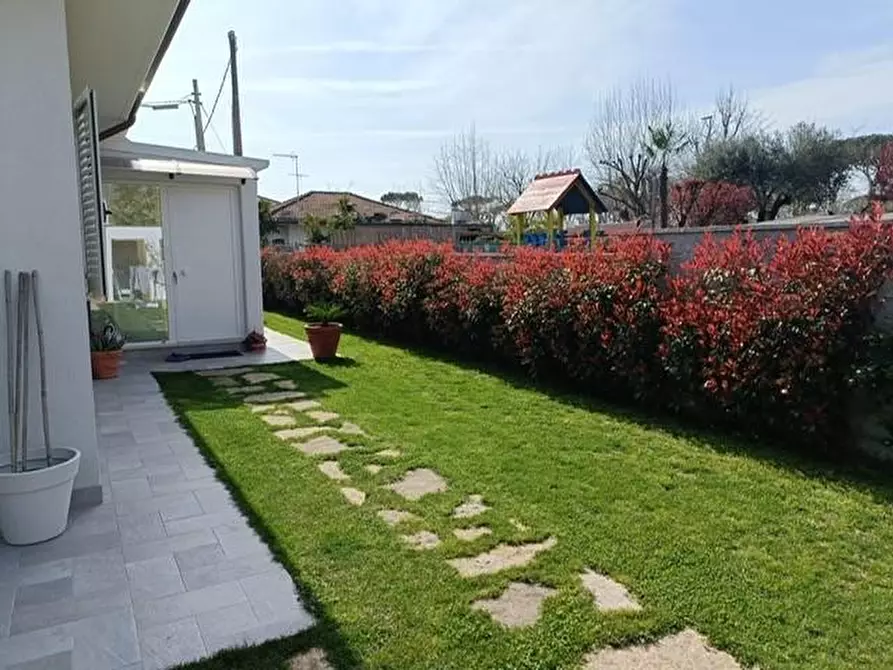 Immagine 6 di Villa in vendita  a Massa