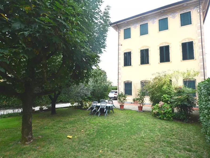 Immagine 1 di Villa in vendita  a Capannori