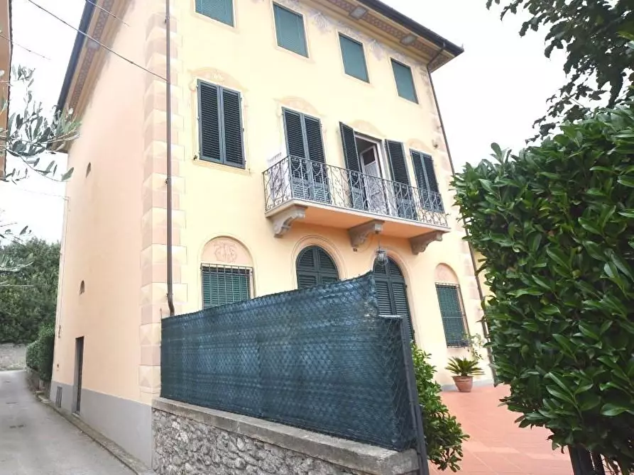 Immagine 35 di Villa in vendita  a Capannori