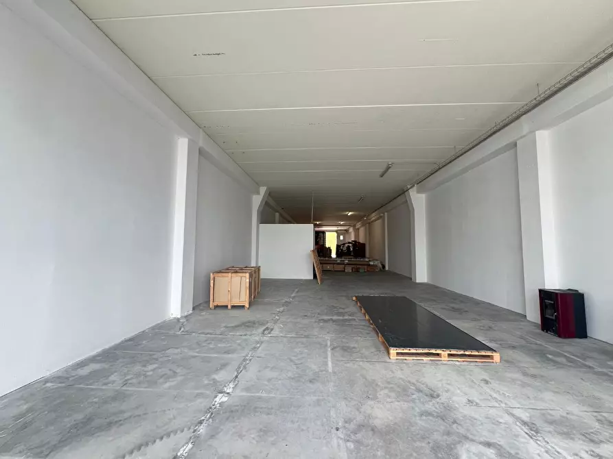 Immagine 24 di Attività artigianale in affitto  a Pontedera