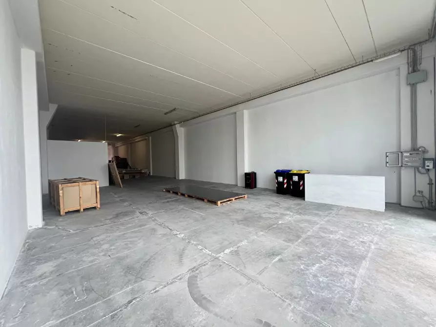 Immagine 20 di Attività artigianale in affitto  a Pontedera