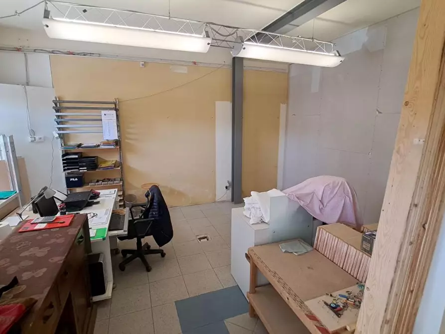 Immagine 13 di Locale commerciale in vendita  a Rosignano Marittimo