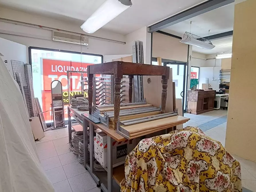 Immagine 8 di Locale commerciale in vendita  a Rosignano Marittimo