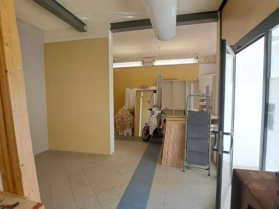 Immagine 12 di Locale commerciale in vendita  a Rosignano Marittimo