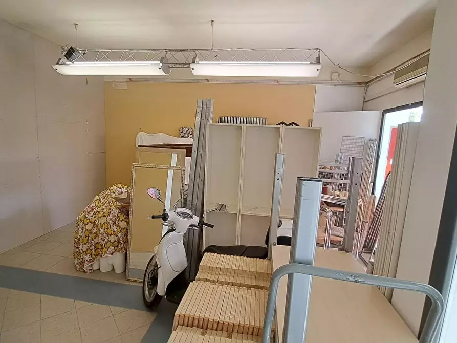 Immagine 11 di Locale commerciale in vendita  a Rosignano Marittimo