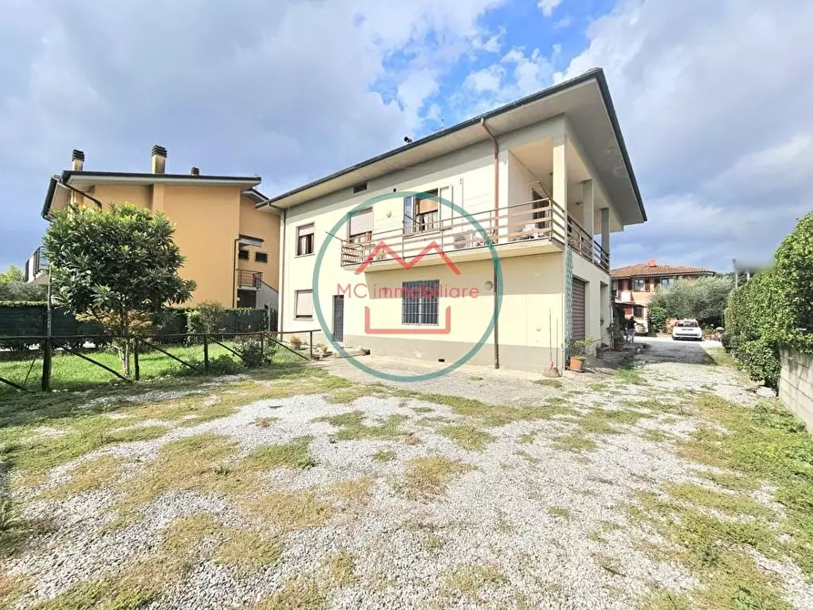 Immagine 1 di Villa in vendita  a Massa E Cozzile