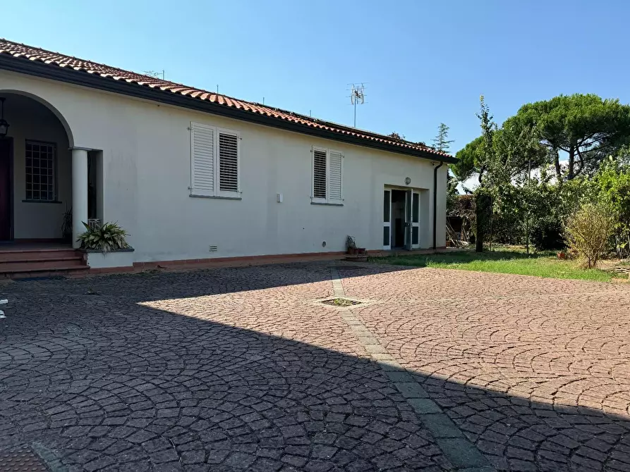 Immagine 2 di Villa in vendita  a Pontedera