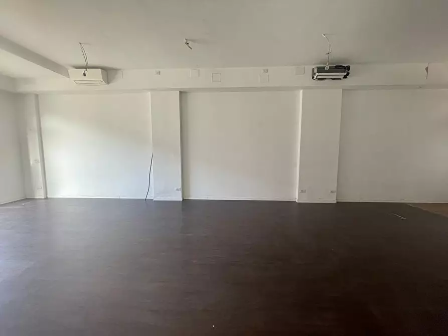 Immagine 4 di Negozio in affitto  a Massa