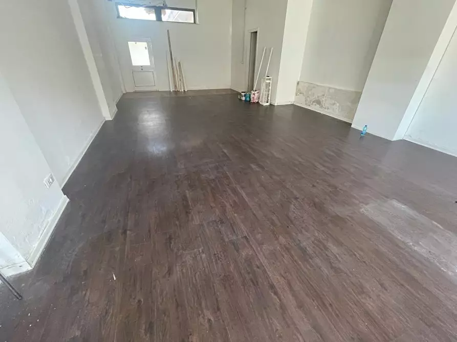 Immagine 2 di Negozio in affitto  a Massa