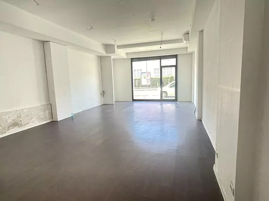 Immagine 3 di Negozio in affitto  a Massa