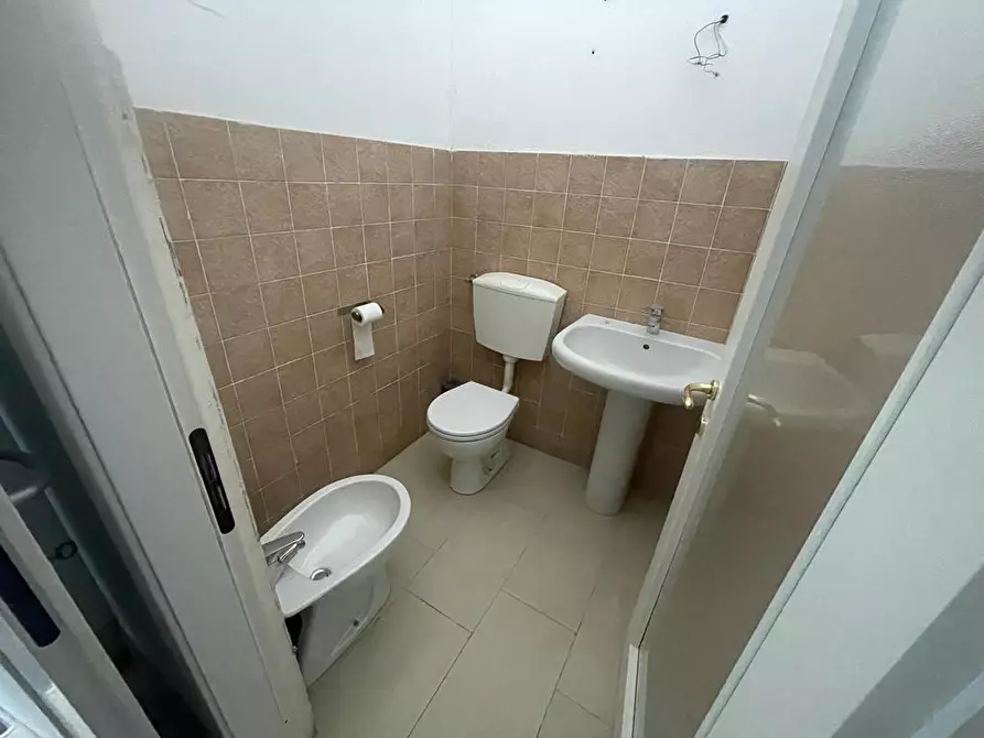 Immagine 7 di Negozio in affitto  a Massa