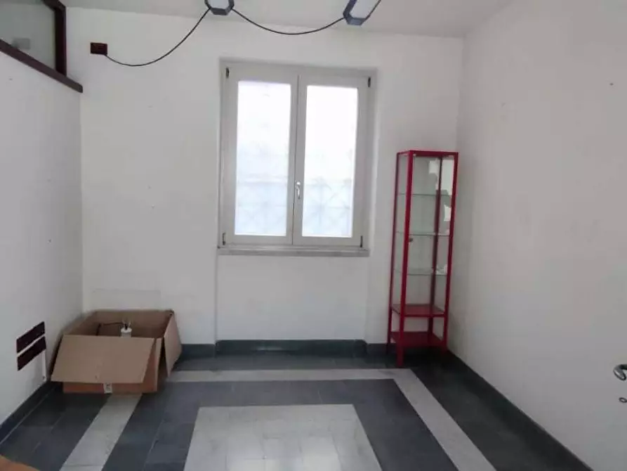 Immagine 9 di Ufficio in affitto  a Massa