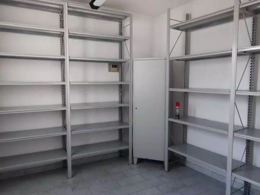 Immagine 6 di Ufficio in affitto  a Massa