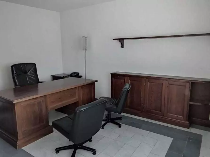 Immagine 8 di Ufficio in affitto  a Massa