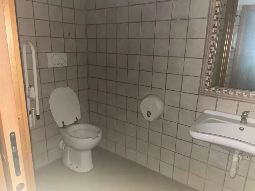 Immagine 4 di Locale commerciale in affitto  a Massa