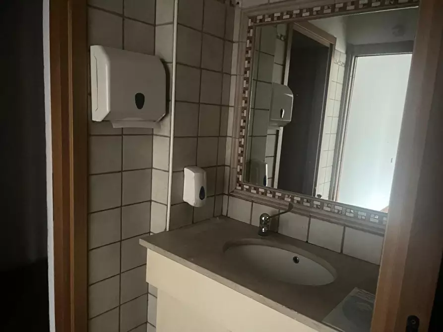 Immagine 5 di Locale commerciale in affitto  a Massa