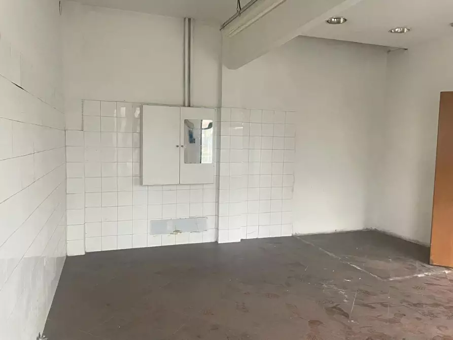 Immagine 10 di Locale commerciale in affitto  a Massa